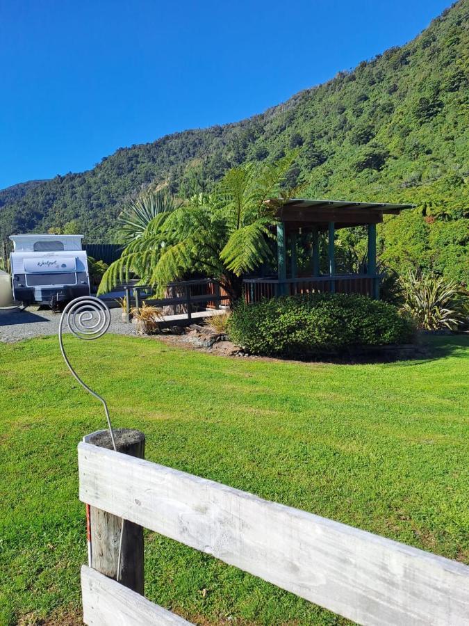 Barrytown Koru Beachfront Holiday Cabins & Hot Tub מראה חיצוני תמונה