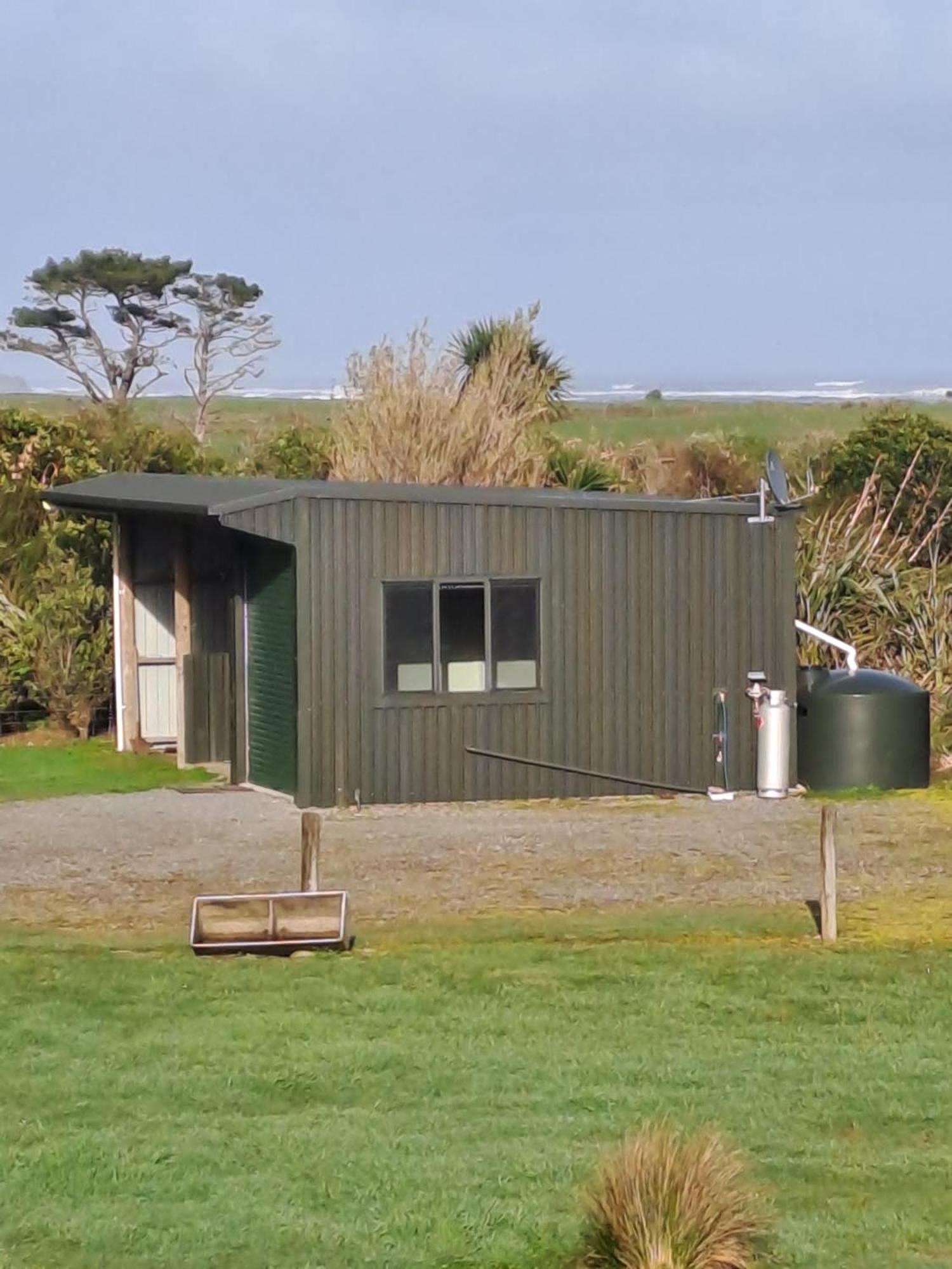 Barrytown Koru Beachfront Holiday Cabins & Hot Tub מראה חיצוני תמונה