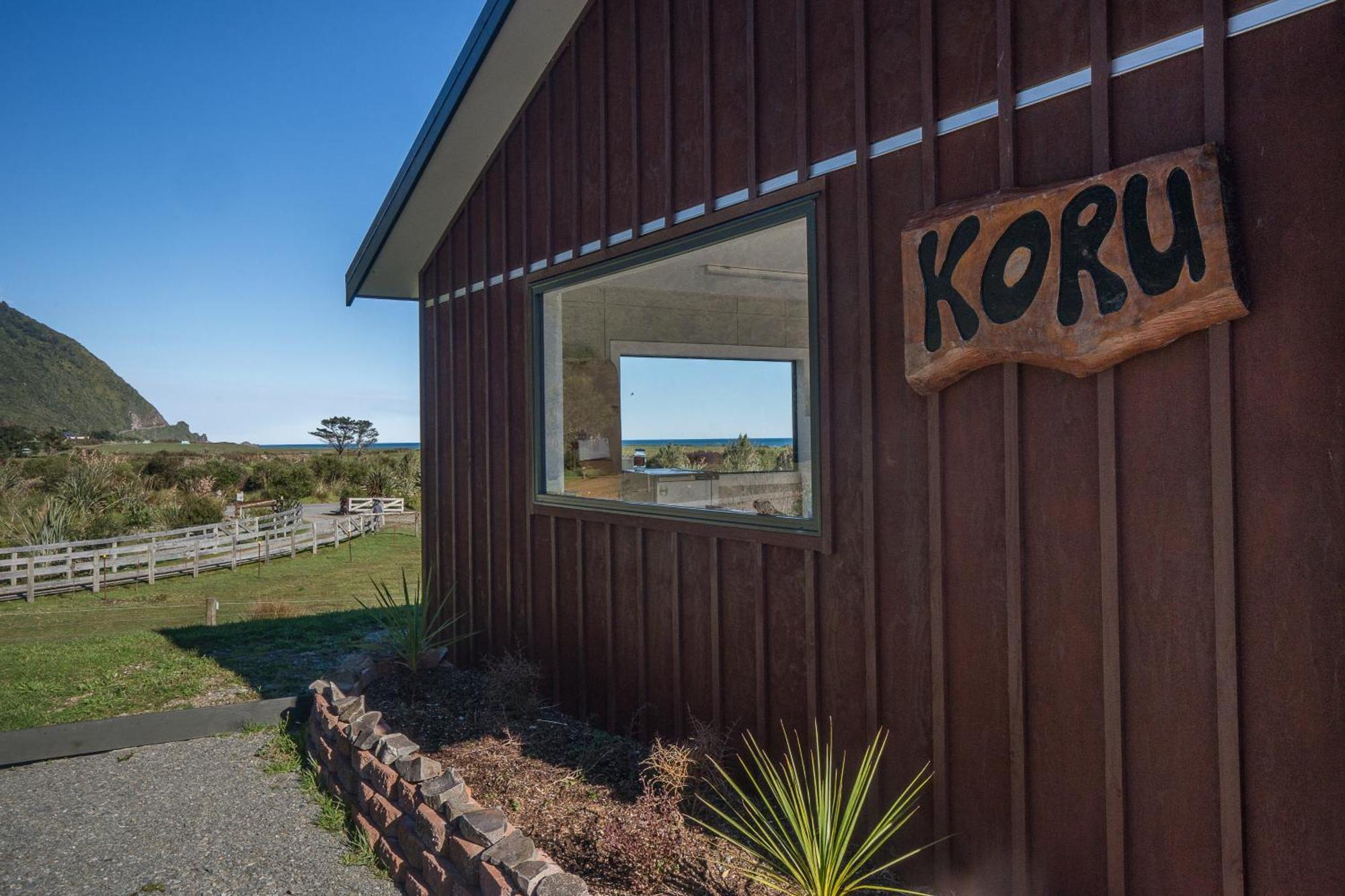 Barrytown Koru Beachfront Holiday Cabins & Hot Tub מראה חיצוני תמונה