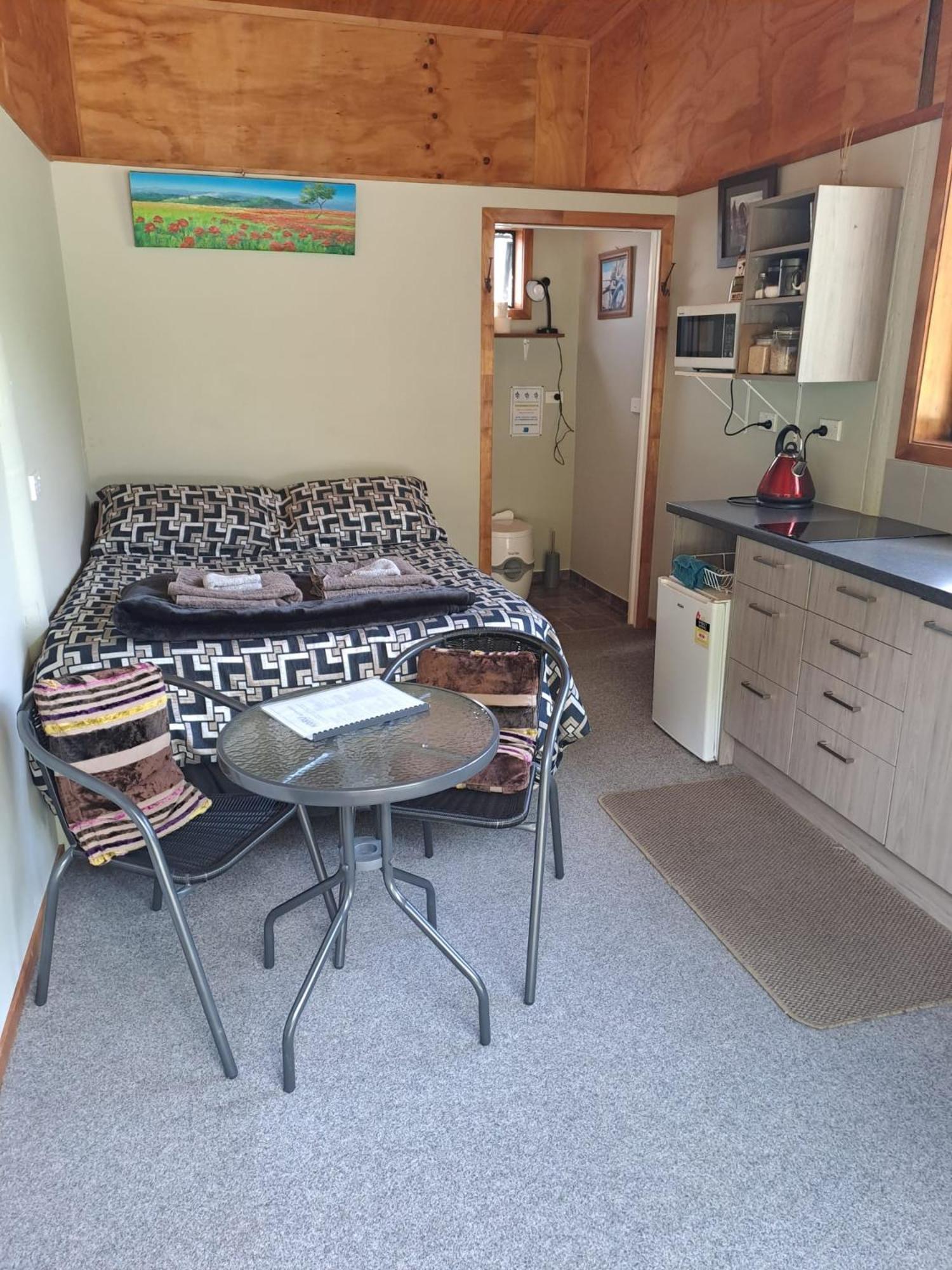 Barrytown Koru Beachfront Holiday Cabins & Hot Tub מראה חיצוני תמונה