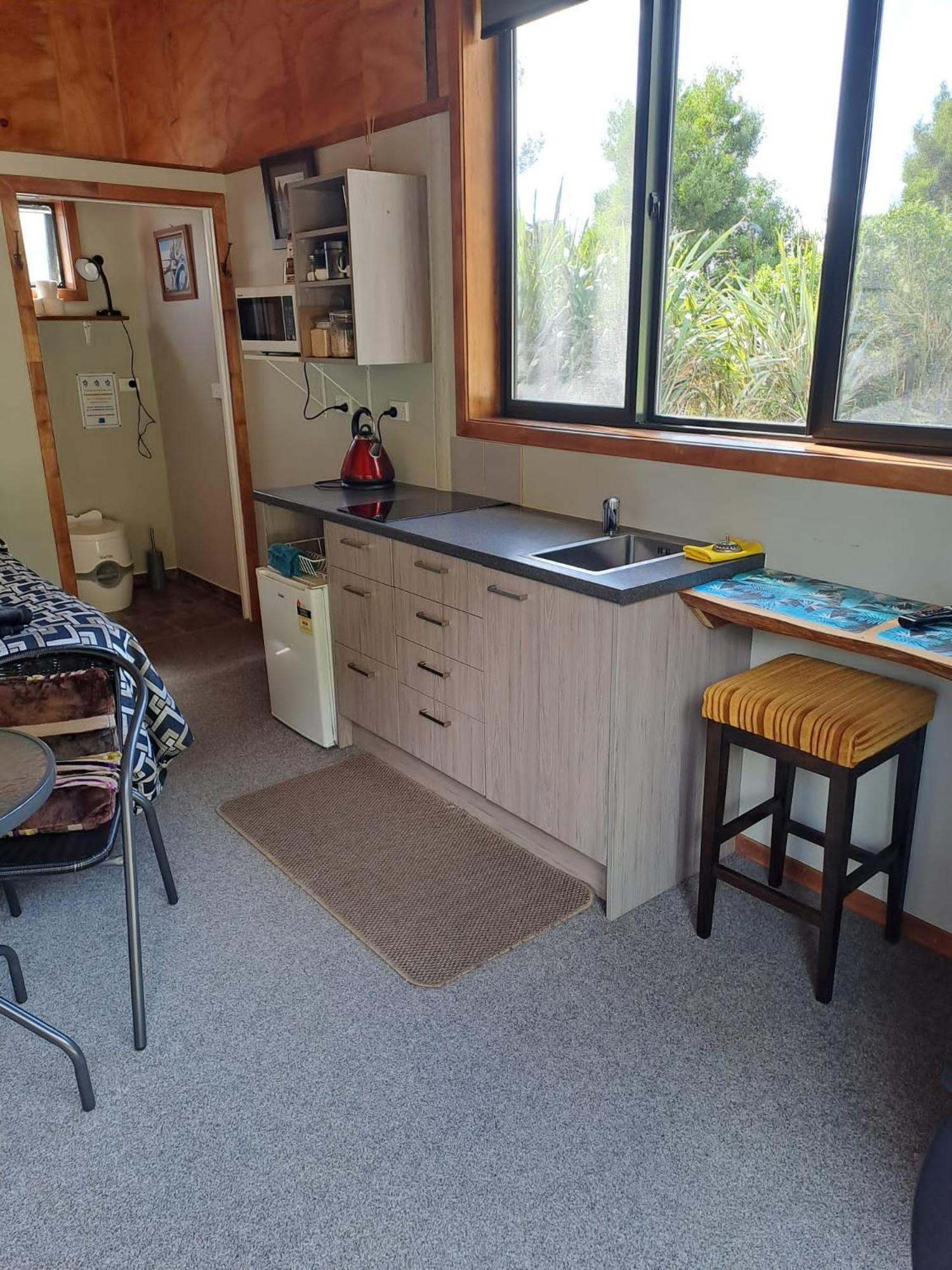 Barrytown Koru Beachfront Holiday Cabins & Hot Tub מראה חיצוני תמונה