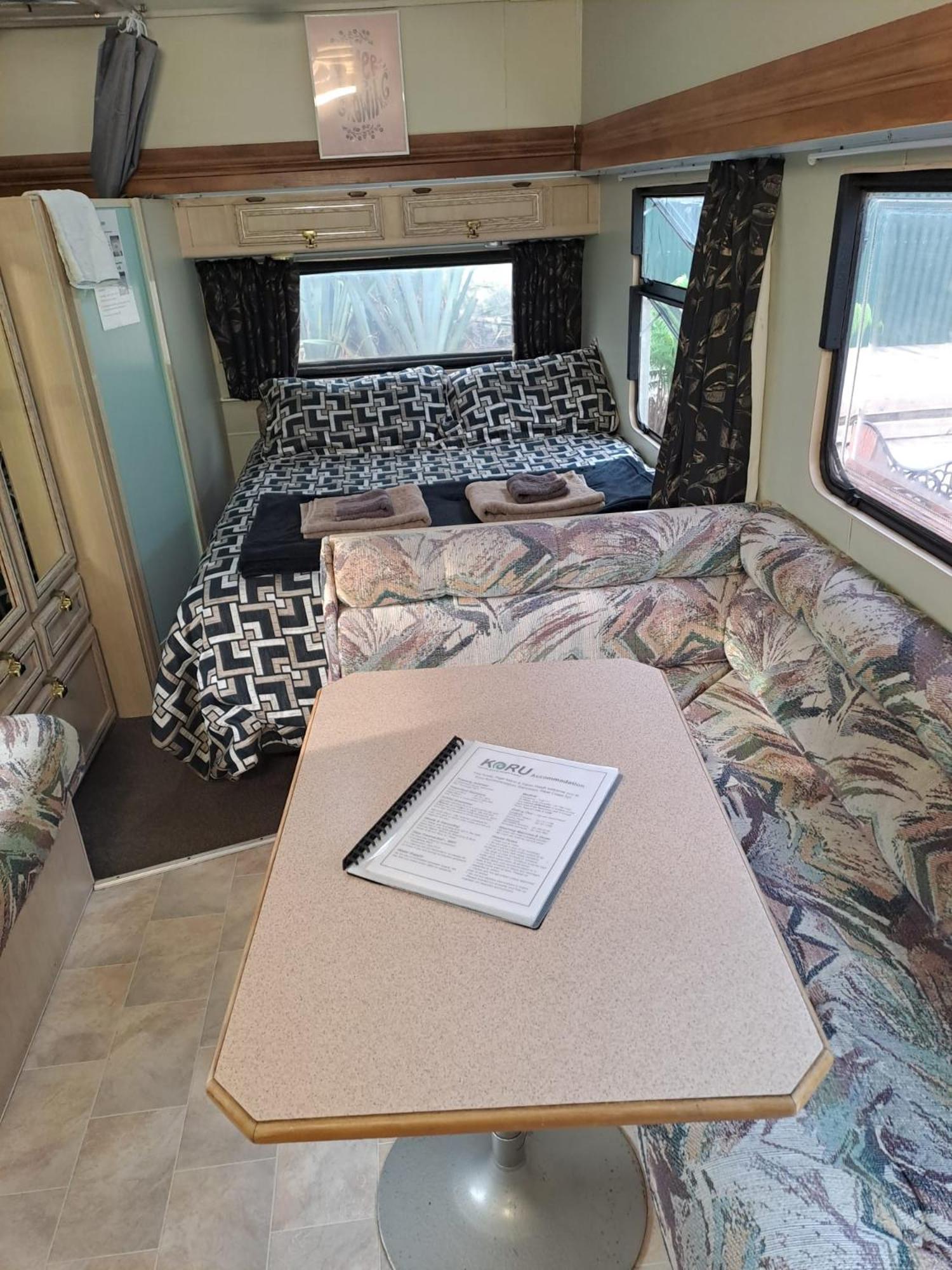 Barrytown Koru Beachfront Holiday Cabins & Hot Tub מראה חיצוני תמונה