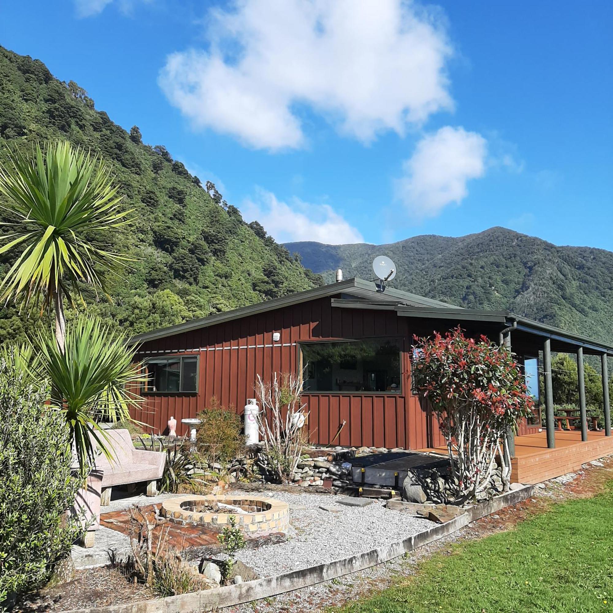 Barrytown Koru Beachfront Holiday Cabins & Hot Tub מראה חיצוני תמונה