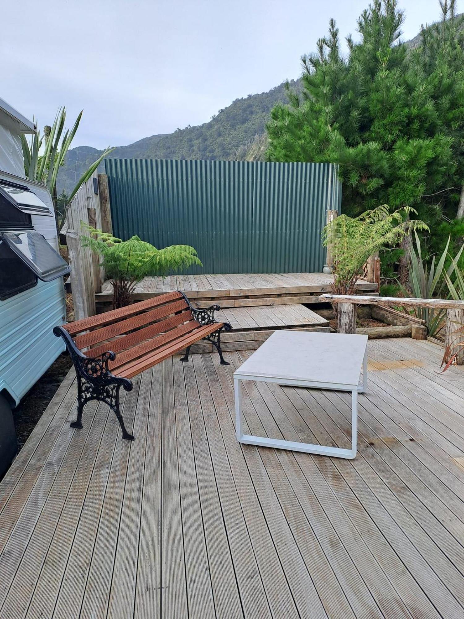 Barrytown Koru Beachfront Holiday Cabins & Hot Tub מראה חיצוני תמונה