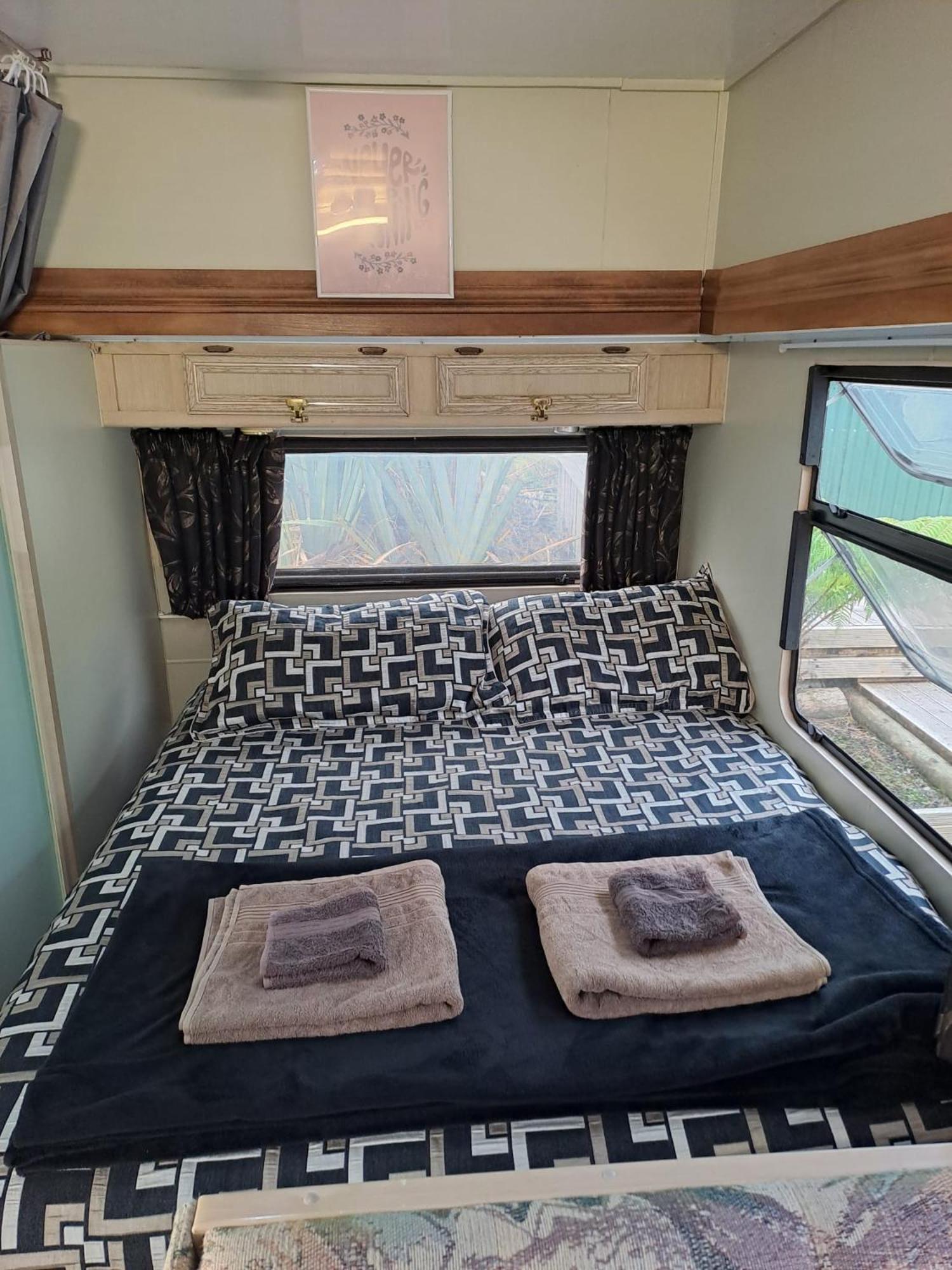 Barrytown Koru Beachfront Holiday Cabins & Hot Tub מראה חיצוני תמונה
