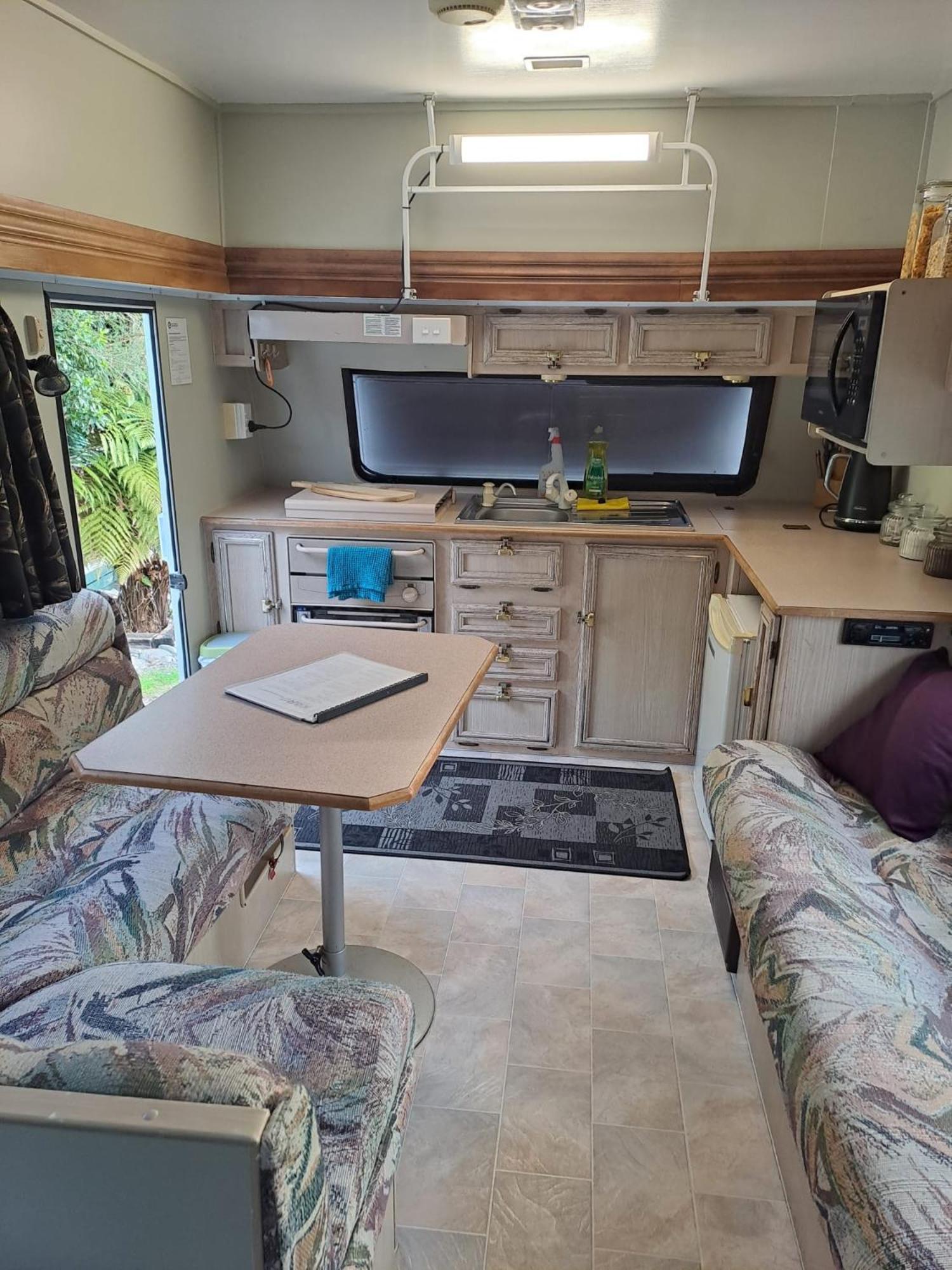 Barrytown Koru Beachfront Holiday Cabins & Hot Tub מראה חיצוני תמונה