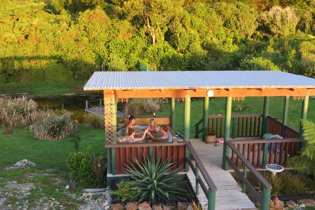 Barrytown Koru Beachfront Holiday Cabins & Hot Tub מראה חיצוני תמונה