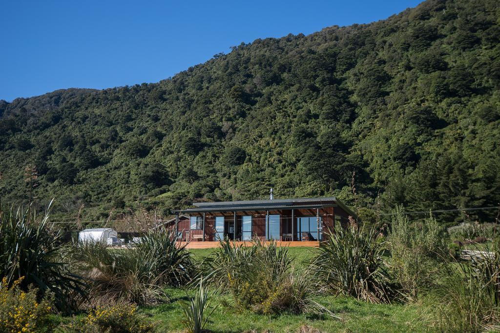 Barrytown Koru Beachfront Holiday Cabins & Hot Tub מראה חיצוני תמונה