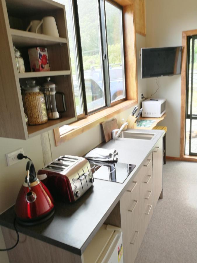 Barrytown Koru Beachfront Holiday Cabins & Hot Tub מראה חיצוני תמונה